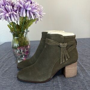 NWT Violet & Red Jenna Women’s Size 6 Olive Suede Booties